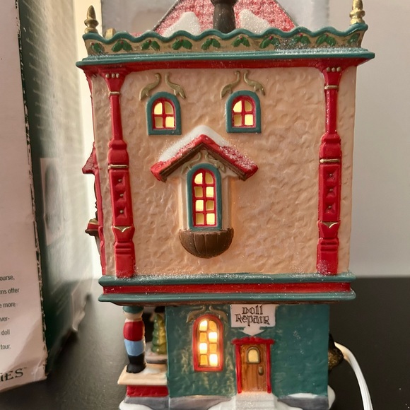 “Marie’s Doll Museum” lighted Christmas building from Department 56. Open box. - Picture 4 of 5